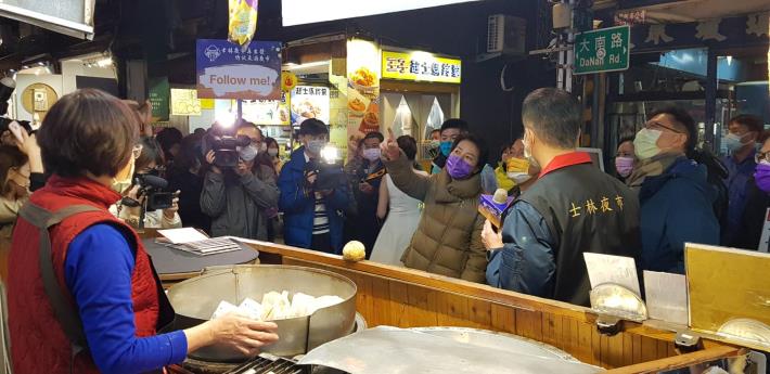 Taipei’s deputy mayors at Shilin Night Market