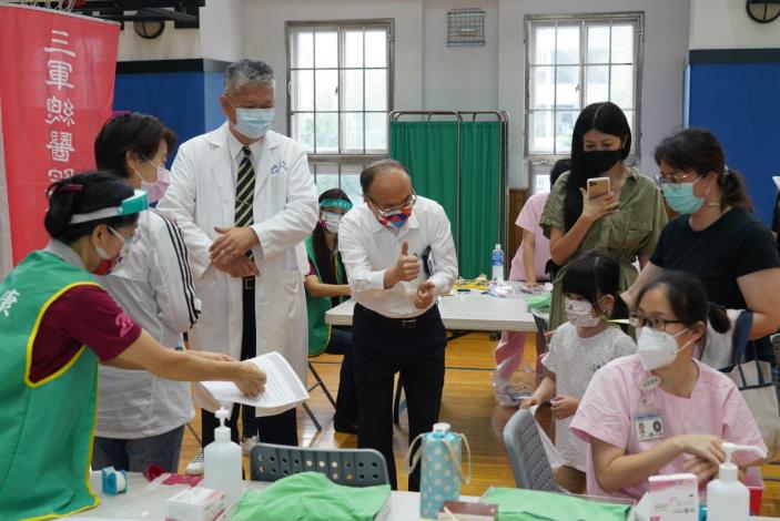 Deputy Mayor Huang and Commissioner Tseng at the vaccination site for kids