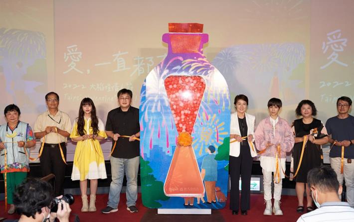 Deputy mayor and celebrities at the 2022 Dadaocheng Chinese Valentines Festival press conference