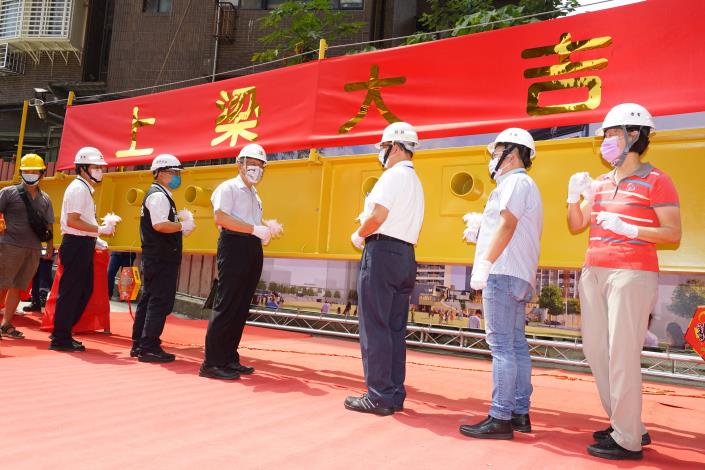Mayor Ko at the Jinzhou Street Public Housing Beam-raising ceremony