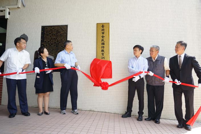 Mayor at the plaque unveiling ceremony for the center