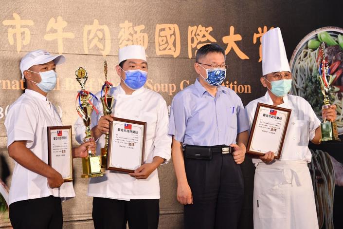 Mayor Ko with winners of this year's Taipei International Beef Noodle Competition