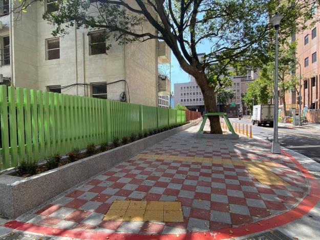 The overhauled sidewalk at Shiyuan Road