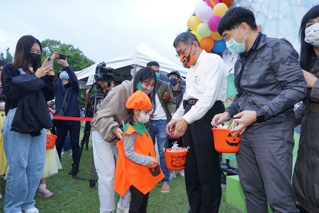 Mayor giving away treats at the 2022 Tianmu Halloween Festival
