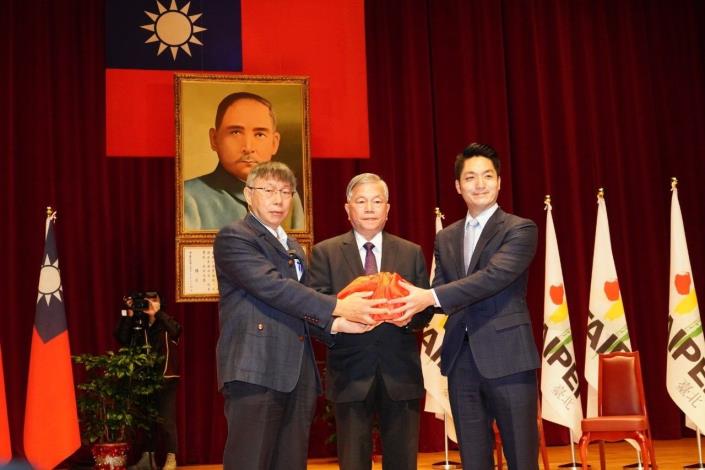 Mayor Chiang and former mayor Ko at the handover ceremony