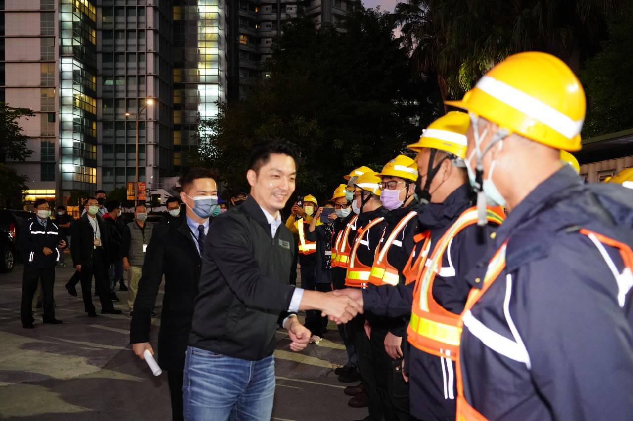 Mayor Chiang shaking hands with sanitation workers