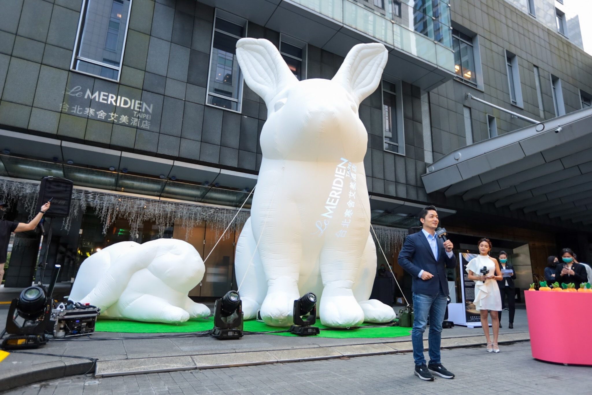 The mayor standing in front of the rabbit lantern outside Meridien Taipei