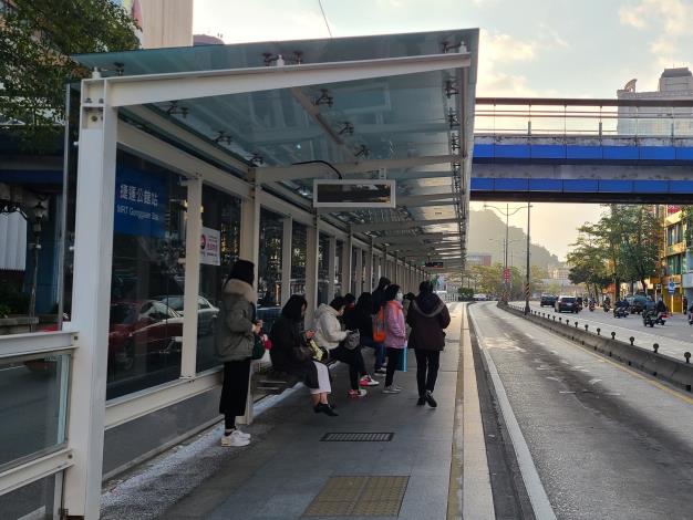The corridor-type bus stop outside MRT Gongguan Station
