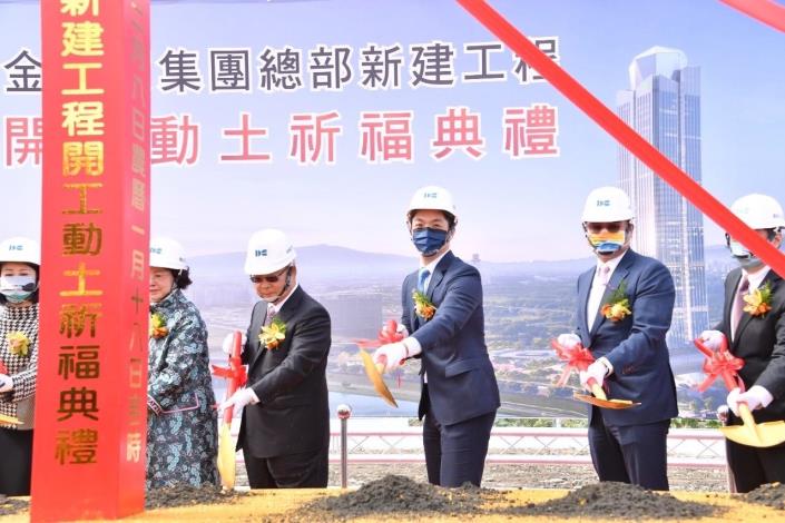 Mayor Chiang and dignitaries at the groundbreaking ceremony for the new building in Beitou-Shilin Technology Park