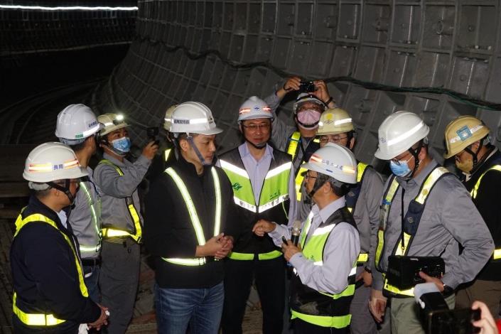 Mayor Chiang visiting the construction site of the MRT tunnel