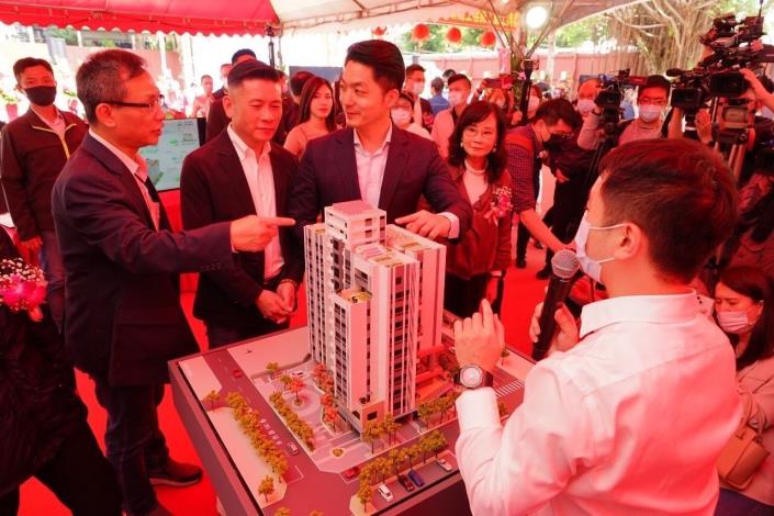 Mayor Chiang studies the model of Songxin Social Housin
