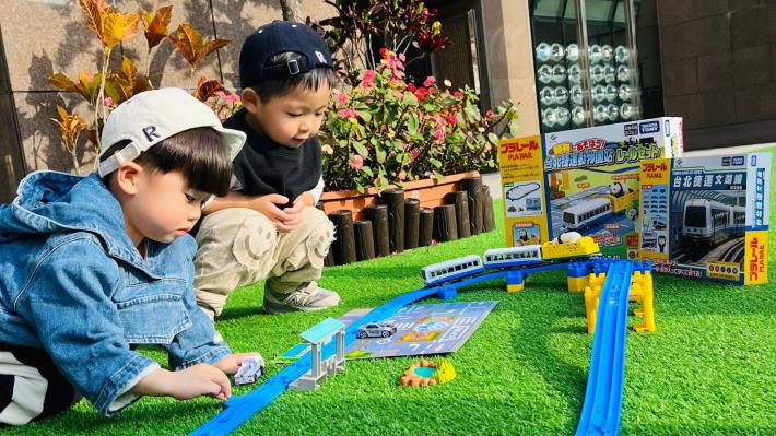 Kids playing with the MRT Taipei Zoo Station Toy Train Set