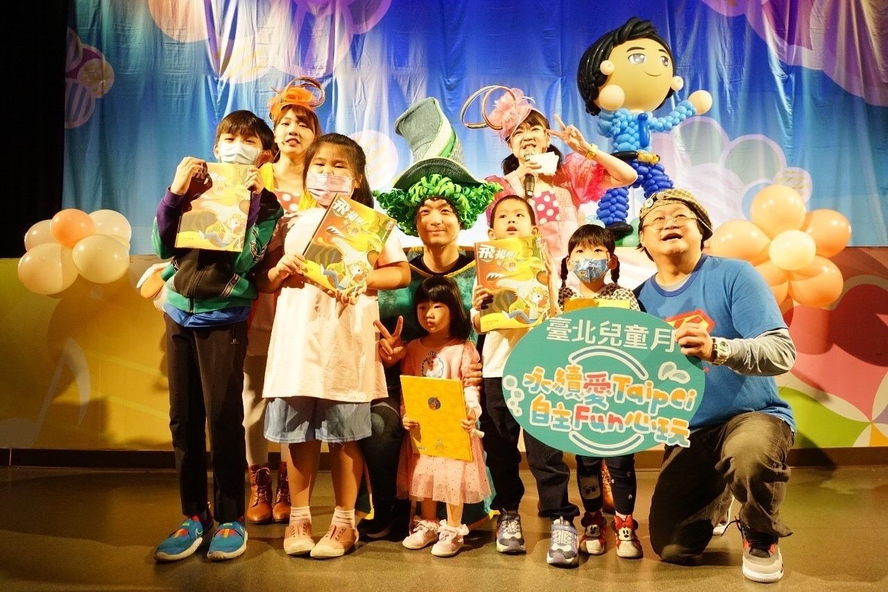 Mayor Chiang joins actors from IF Kids Theatric Group and young audience members after the play