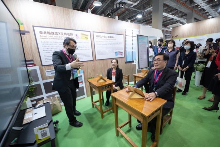 Deputy Mayor Lee visiting 8 fields of smart applications at Taipei Pavilion.