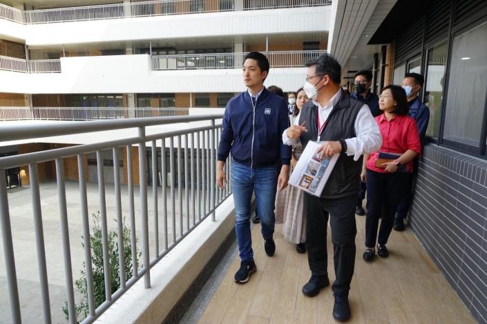 Mayor Chiang inspects Gangci Social Housing with city officials