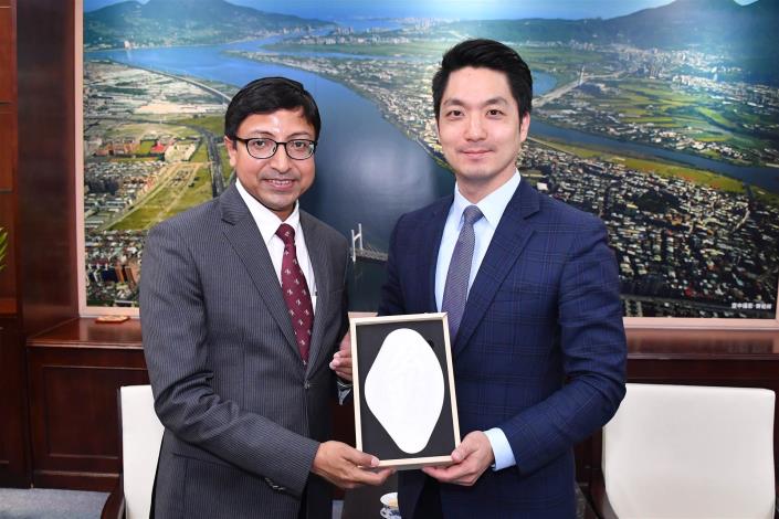 Mayor Chiang exchanges gift with Director-general Gourangalal Das