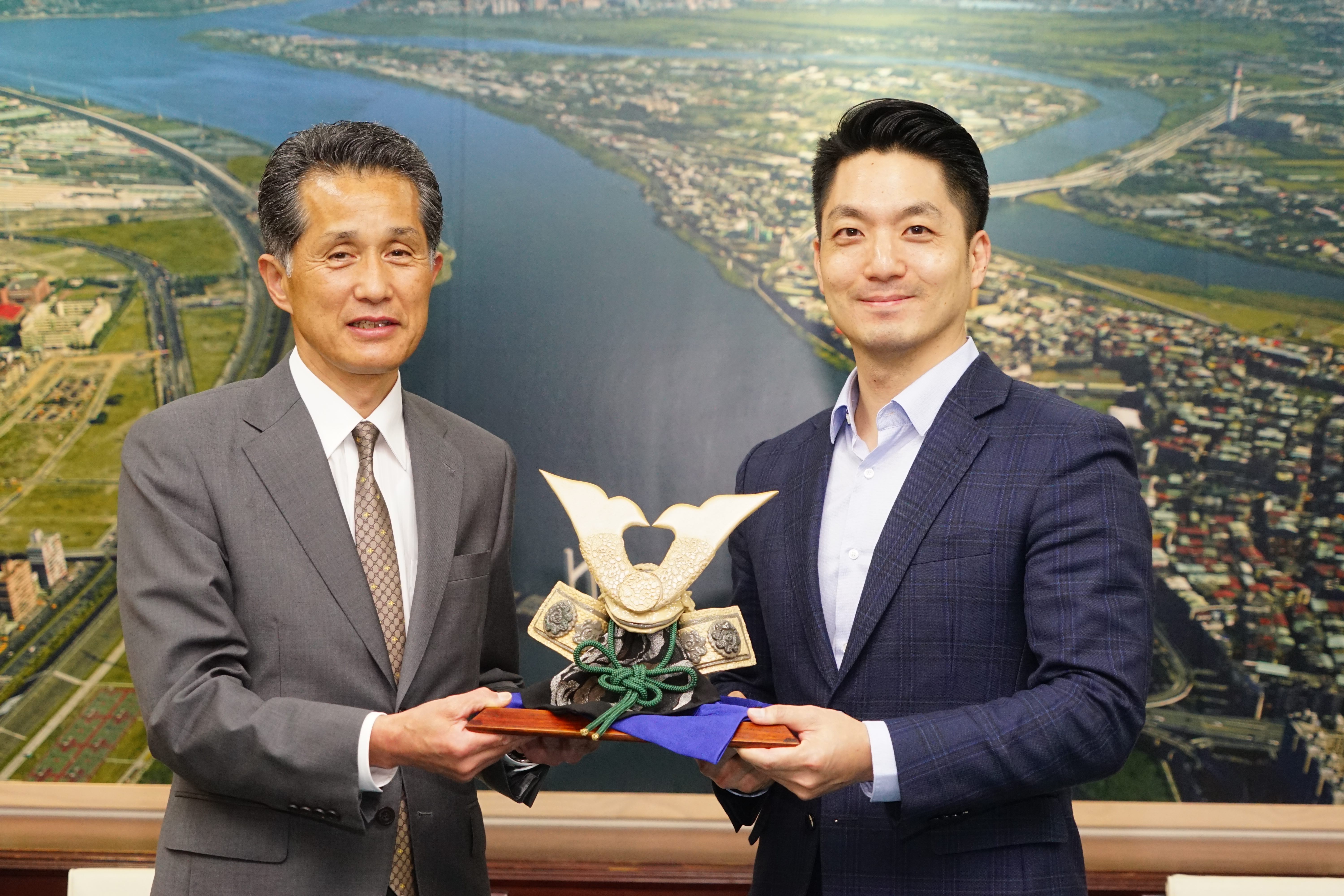 Mayor Chiang exchanging gifts with Mayor Yamaguchi