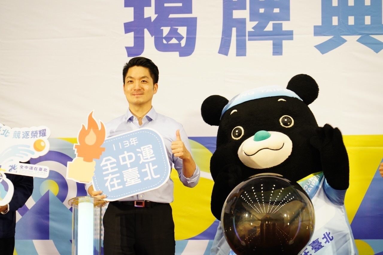 Mayor Chiang and Taipei's mascot Bravo the Bear