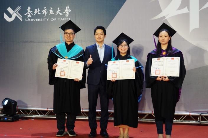 Mayor Chiang with members of the graduating class