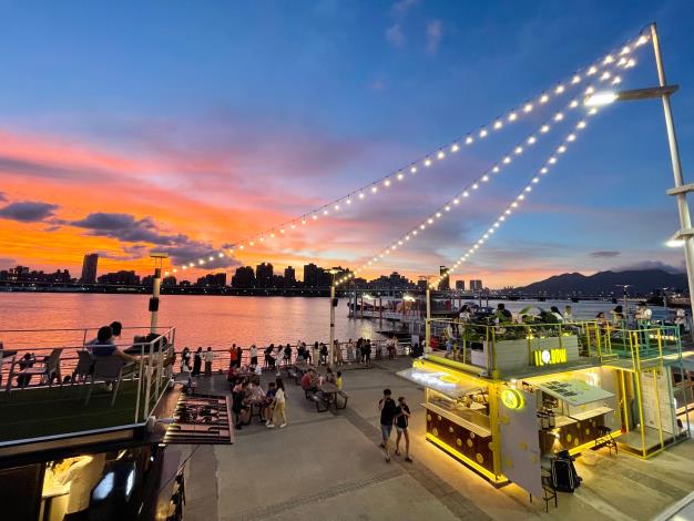 Dadaocheng Riverside at sunset