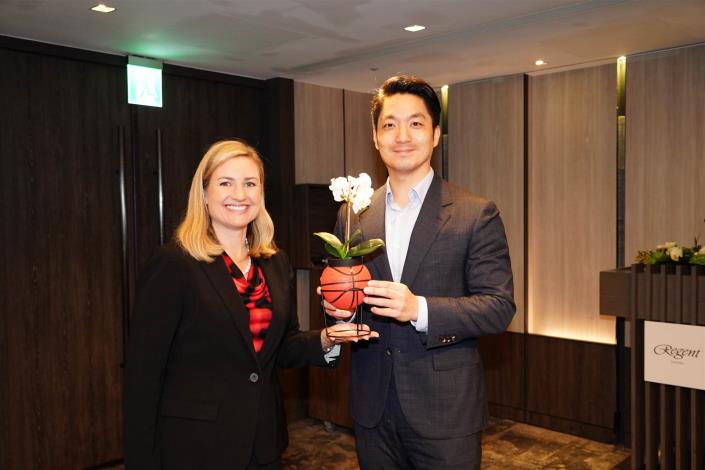 Mayor Chiang and Mayor Gallego exchanging gifts at the banquet