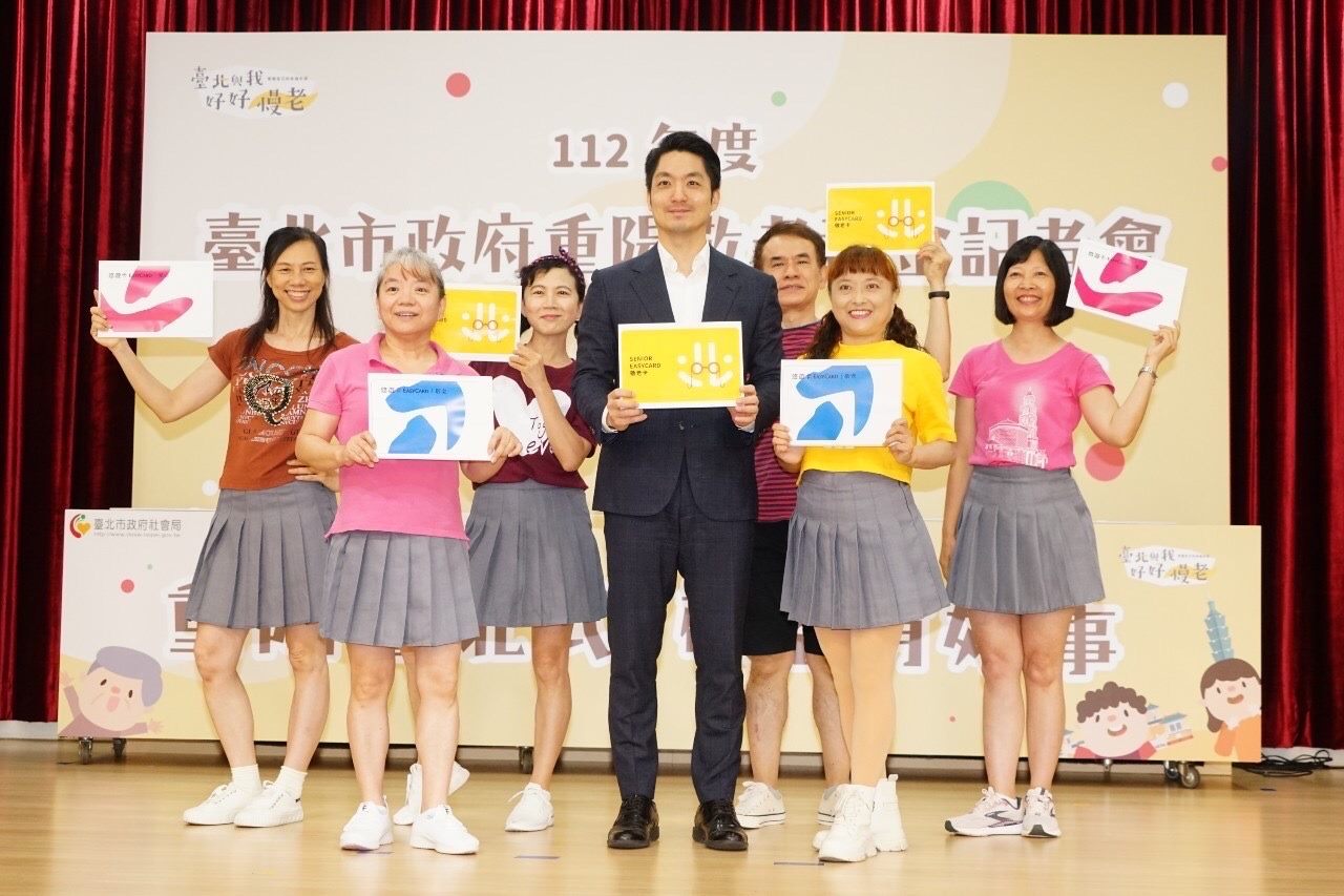 Mayor Chiang with elderly performers at the Double Ninth Festival cash gift press conference