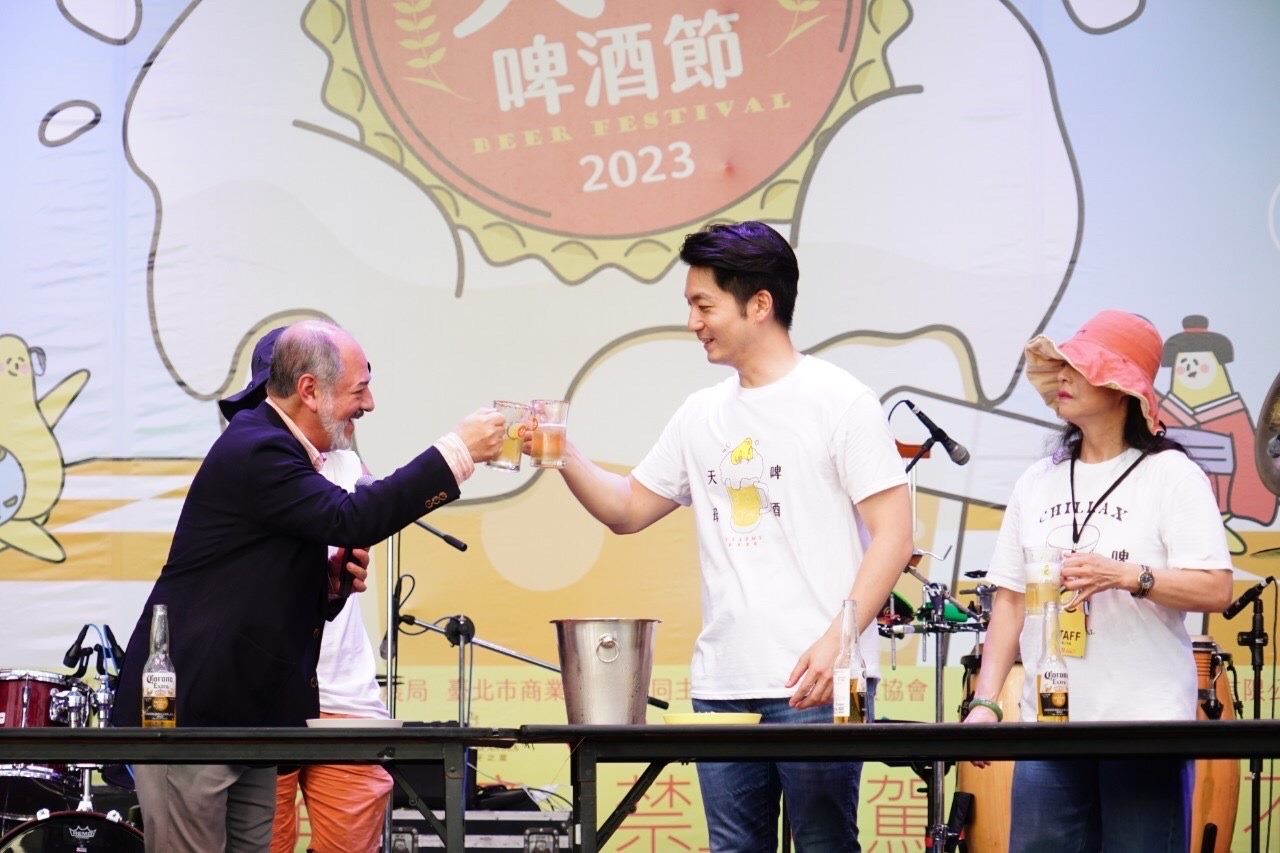 Mayor Chiang at the Tianmu Beer Festival