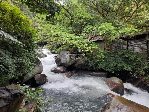 Beautiful views of Yangmingshan along the hiking trail