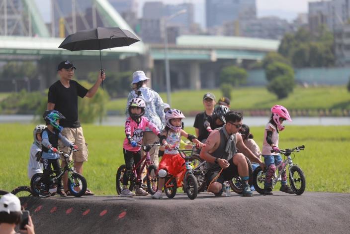 Kids with bicycles at the pump track