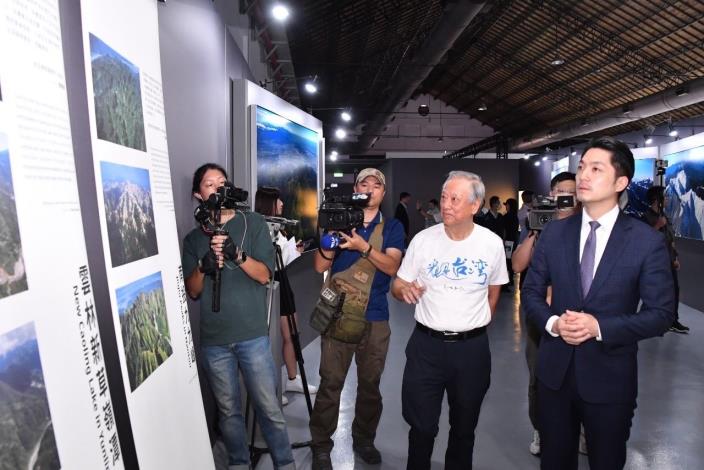 Mayor Chiang touring the photo exhibition