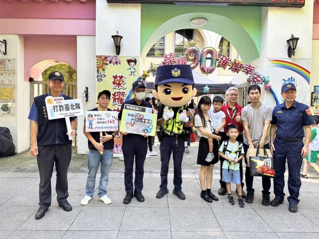 Daan Police Precinct officers with kids and parents at a school’s entrance during back-to-school day