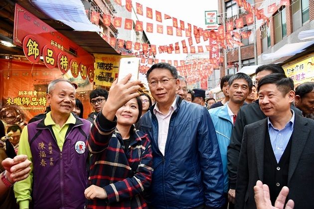 Mayor Ko takes pictures with bazaar visitors
