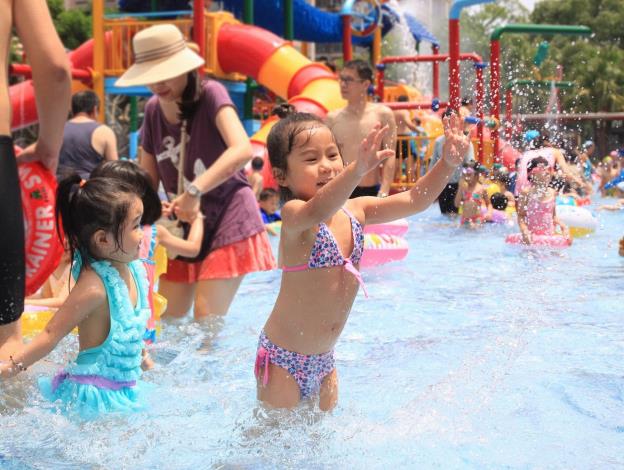 2019WaterFEs-Child playing in the water
