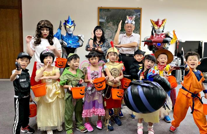 Mayor Ke participates in children's Halloween costumes