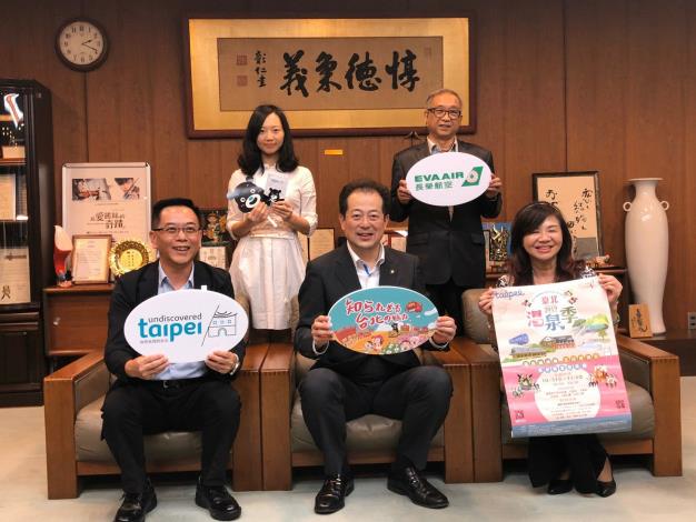 Shen Yonghua (left 1st), a member of the Missionary Bureau, and the Mayor of Matsuyama, Kyoko (middle), promoted to Taipei residents