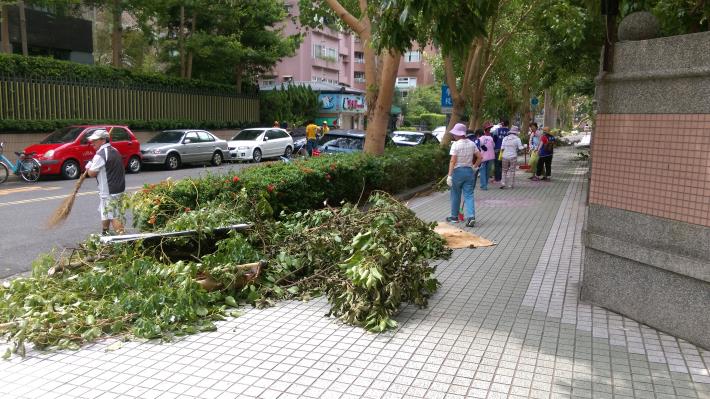 8月10日蘇迪勒颱風後志工清掃街道4