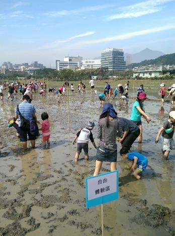105年一德里協辦「北投插秧趣」活動