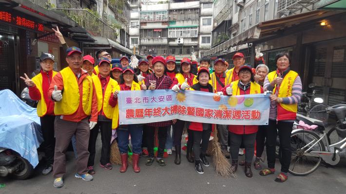 本里2月13日國家清潔日發動鄰長及志工清掃里內防火巷及公園情形照片