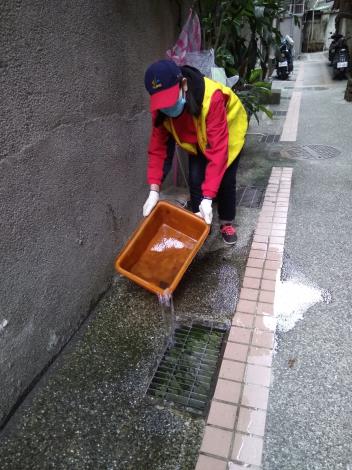 本里2月13日國家清潔日發動鄰長及志工清掃里內防火巷及公園情形照片