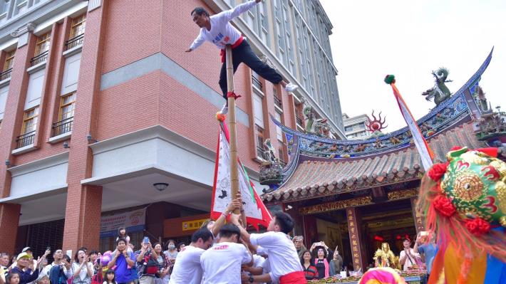 大橋頭飛舞獅