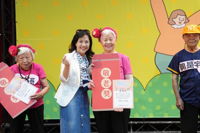 8-「信義區永安銀髮樂活隊」91歲李陳浮香阿嬤獲敬老獎.JPG