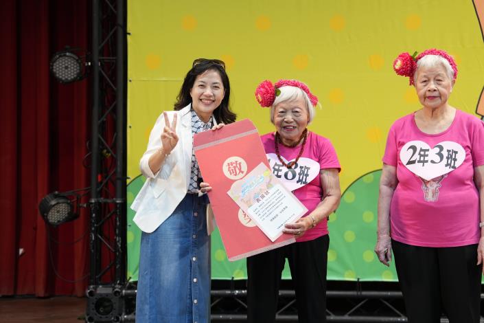 7-「信義區永安銀髮樂活隊」96歲陳張文英阿嬤獲敬老獎.JPG