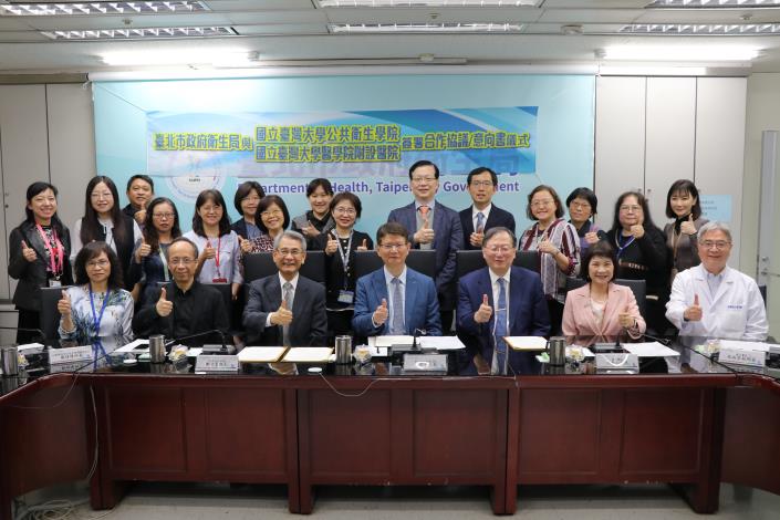 圖中人物 (由左至右，站者)：醫事科吳岱穎科長、企劃科李綉美科長、檢驗科黃景義科長_0