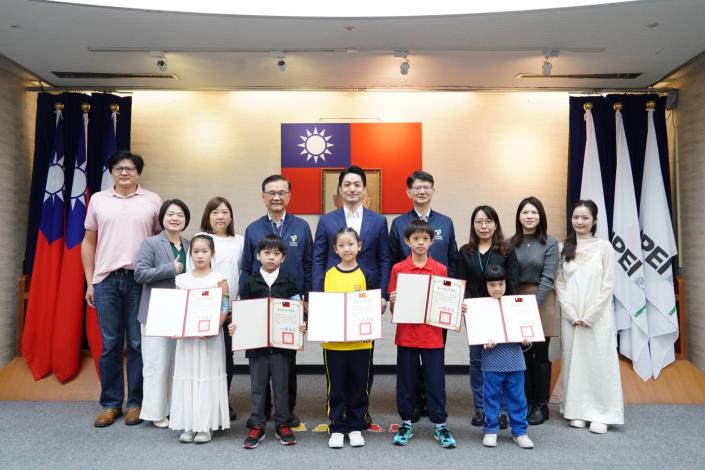 3.表揚「畫出我們家的健康餐盤」低中年級組合影