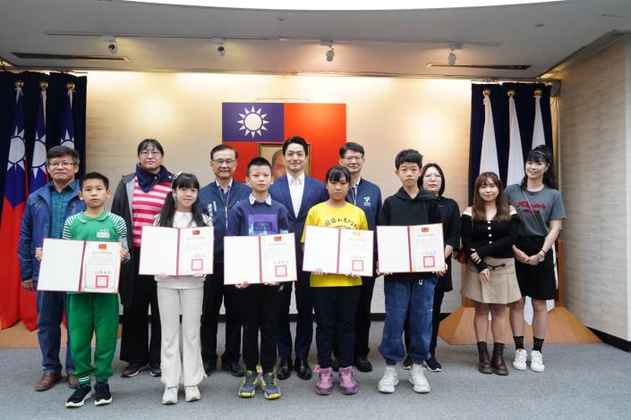 2.表揚「參加健走趣的我們這一家」高年級組合影