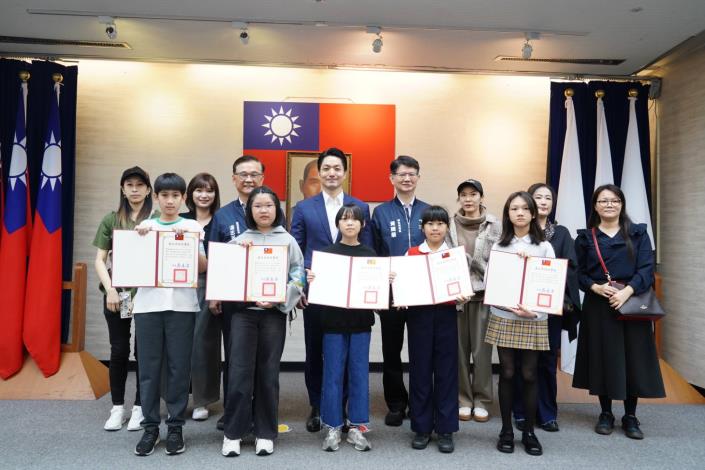 4.表揚「畫出我們家的健康餐盤」高年級組合影