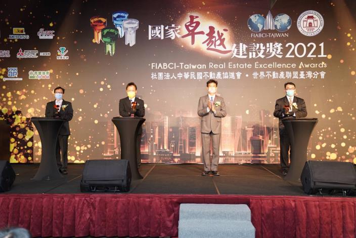 臺北市政府文化局代表(右一)受頒2021國家卓越建設獎