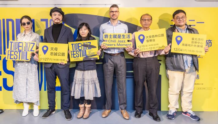 現場貴賓合影(左起藝人?te壞特、策展總召王爺(王斯禹)、文化局陳譽馨副局長、國際樂手Andrew Page、東門永康商圈發展協會理事長劉鴻翔、臺北流行音樂中心游英皓副理)
