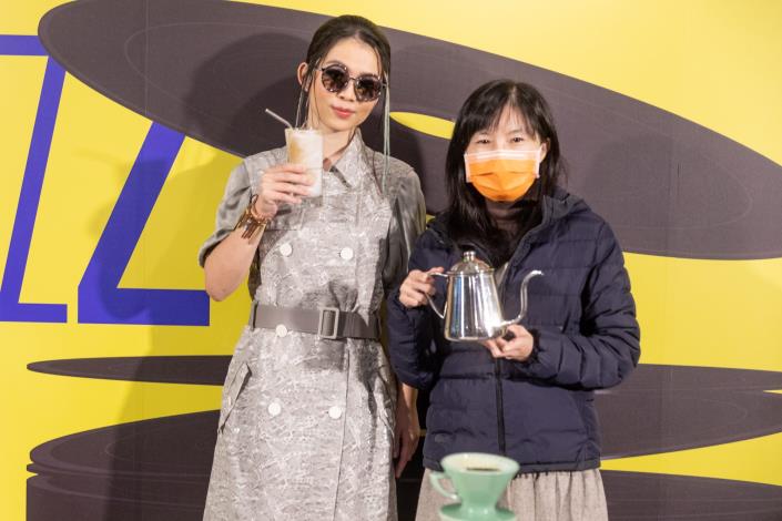 藝人?te壞特與陳譽馨副局長體驗爵士樂與咖啡共譜的悠閒氛圍