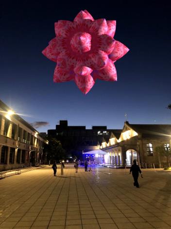 粉紅色的能量球帶給觀眾嶄新的公共藝術體驗